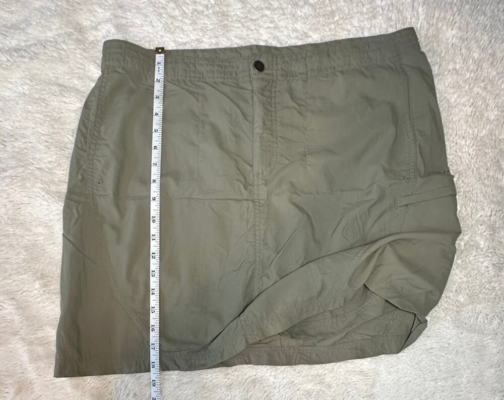 Columbia HIking Skort sz. 12 UPF 50 worn 3 times pockets galore